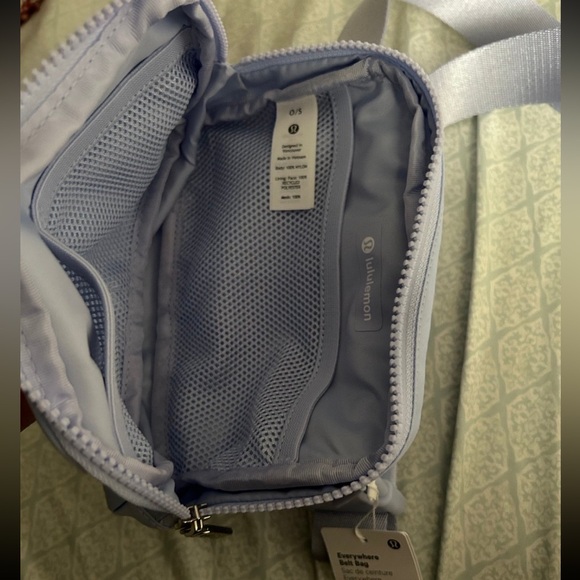 Everywhere Belt Bag NWT - Picture 3 of 4